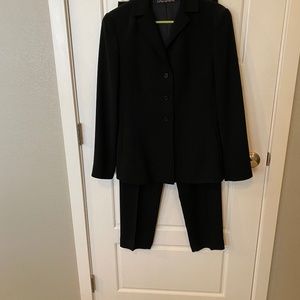 Tahari Size 4 pantsuit